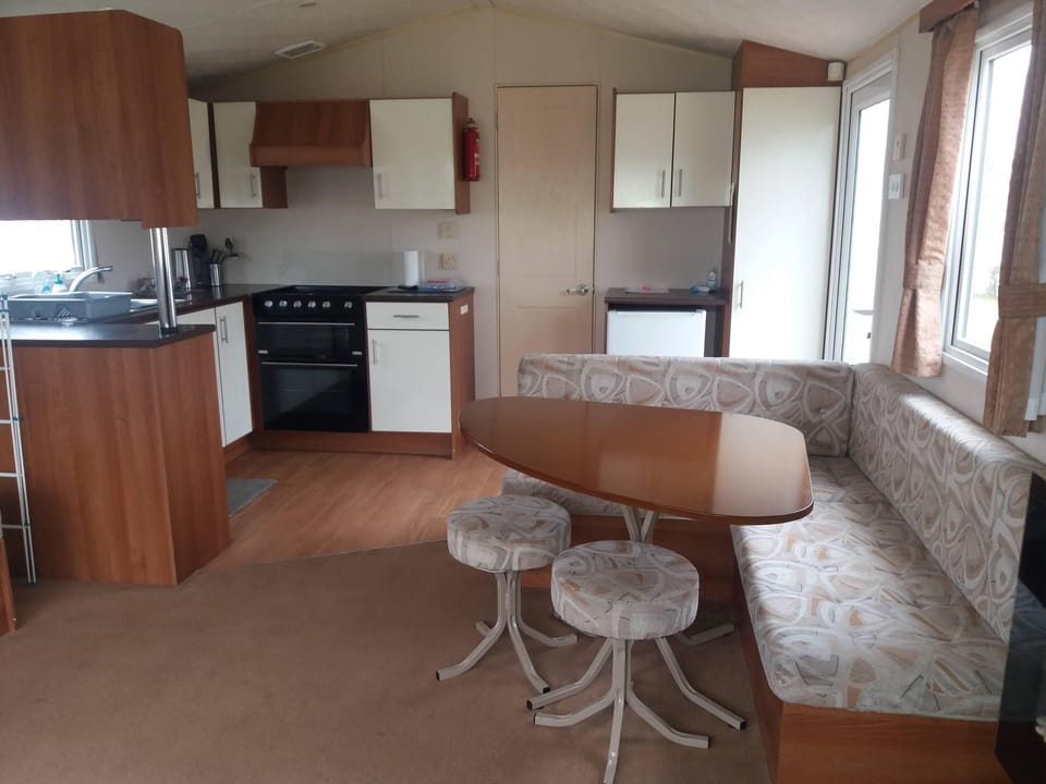 Cabin | Private kitchen | Fridge, microwave, oven, stovetop