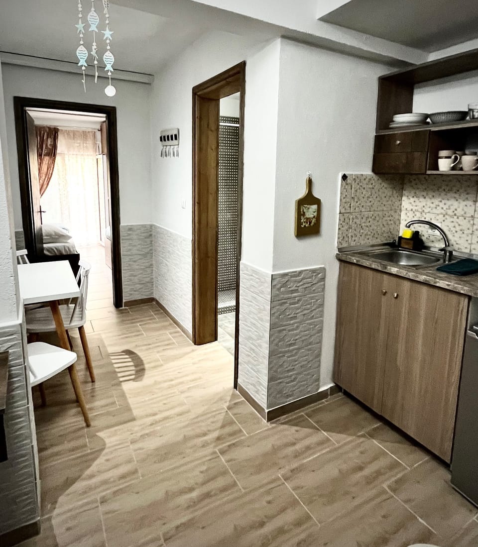 Superior Studio | Private kitchen | Fridge, stovetop, cookware/dishes/utensils