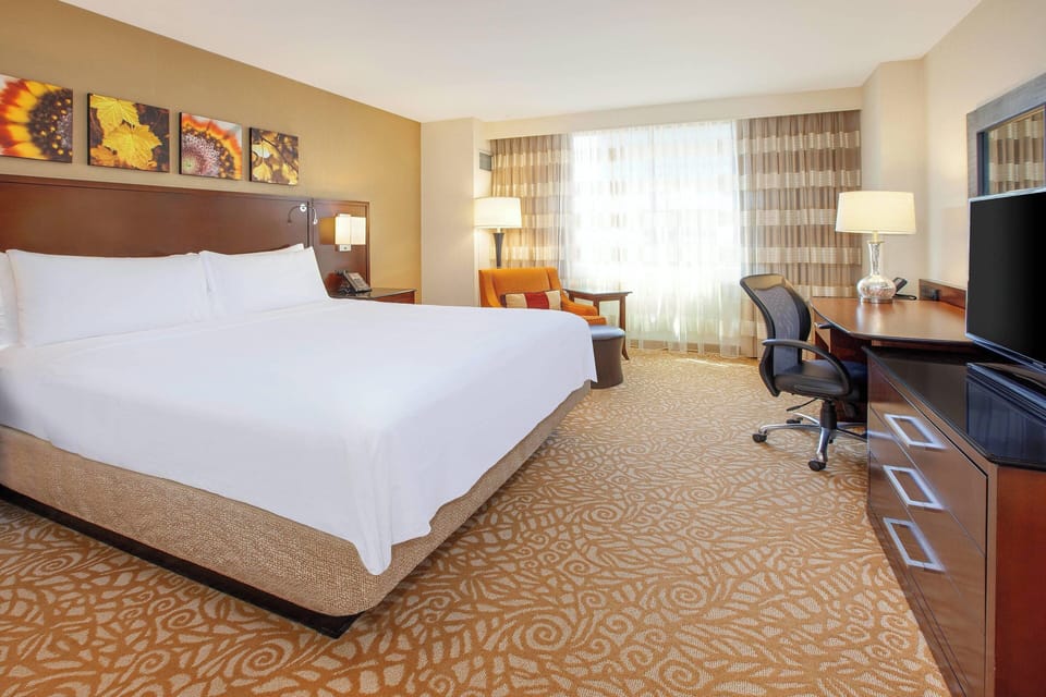 Premium bedding, in-room safe, desk, iron/ironing board