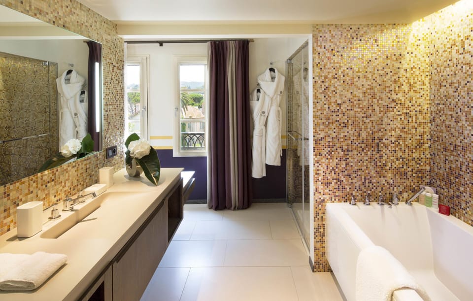 Prestige Suite | Bathroom | Free toiletries, hair dryer, bathrobes, slippers