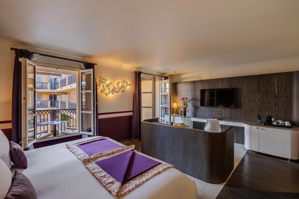 Terrace Junior Suite | Premium bedding, free minibar, in-room safe, individually decorated