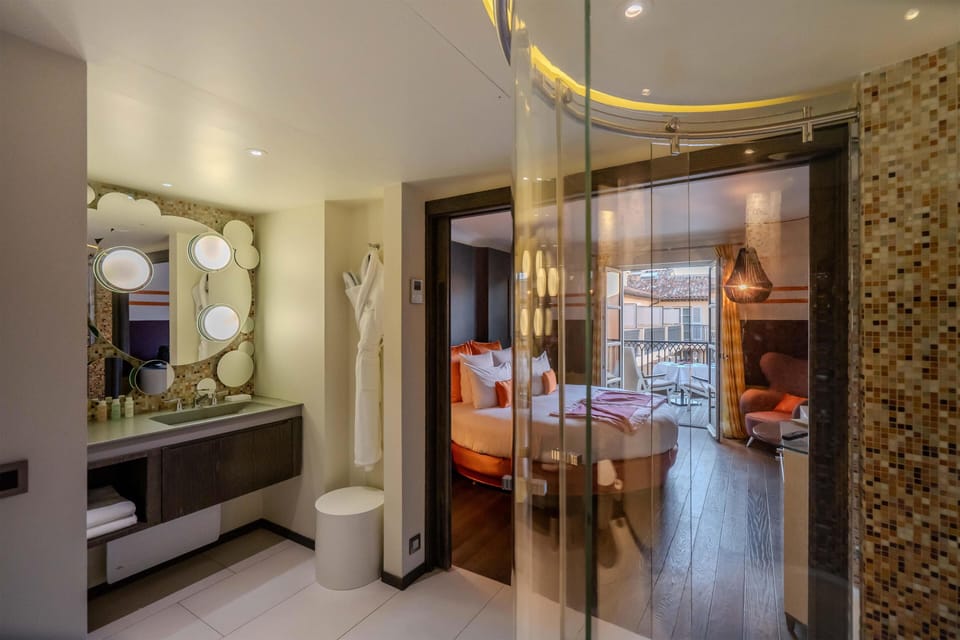 Patio Terrace Room with round bed | Bathroom | Free toiletries, hair dryer, bathrobes, slippers