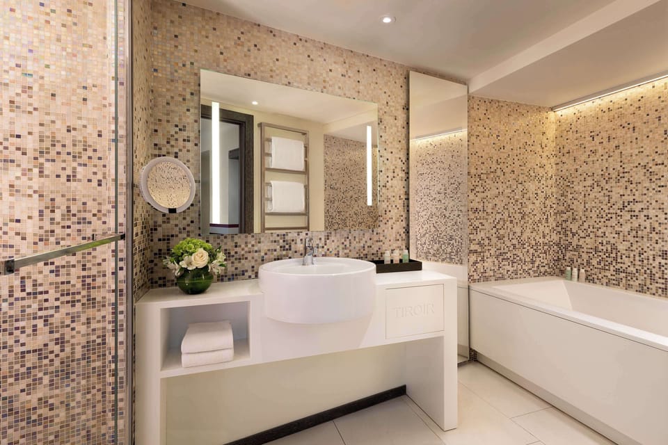 Terrace Junior Suite | Bathroom | Free toiletries, hair dryer, bathrobes, slippers