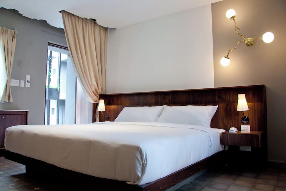 Superior King | Free WiFi, bed sheets