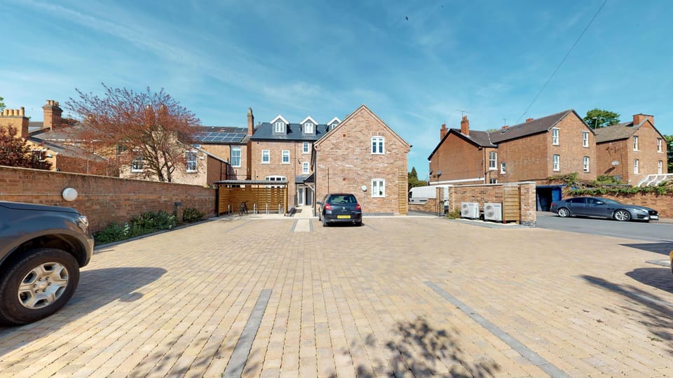 Leamington Spa Serviced Apartments Dunara Carpark