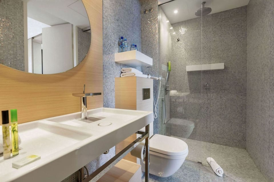 Suite | Soundproofing, free WiFi, bed sheets, wheelchair access