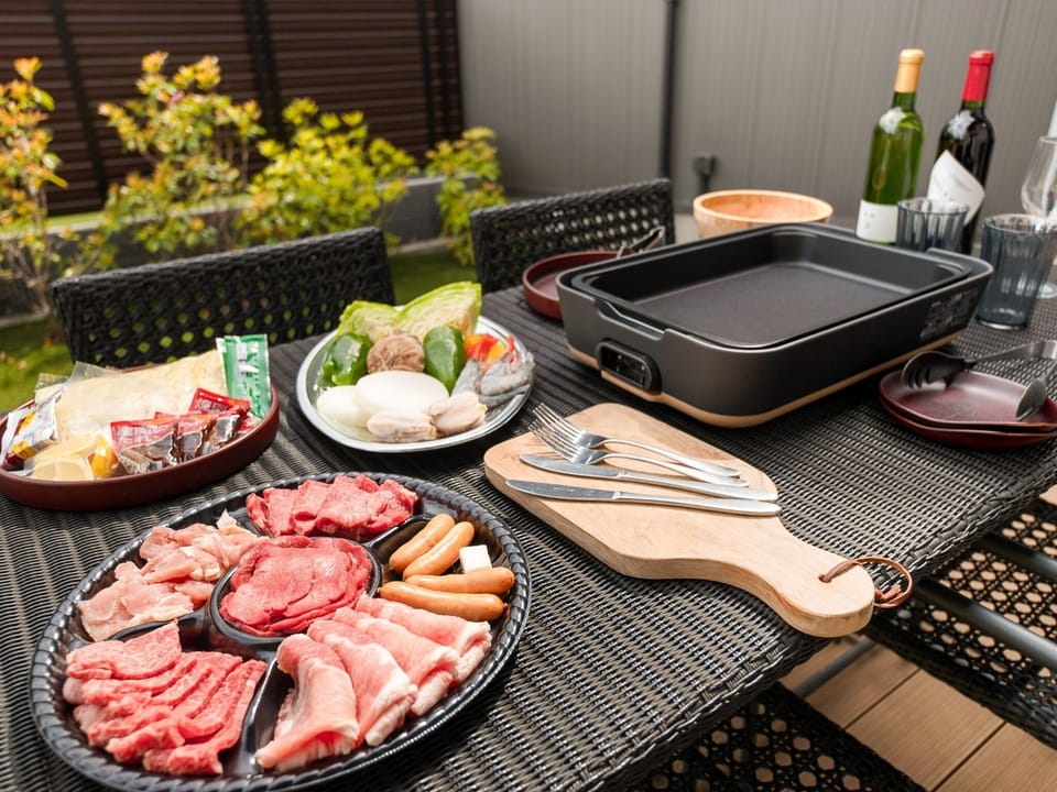[BBQ Food Set] A set of beef, pork, chicken, two types of seafood (shrimp and scallops), and colorful vegetables.