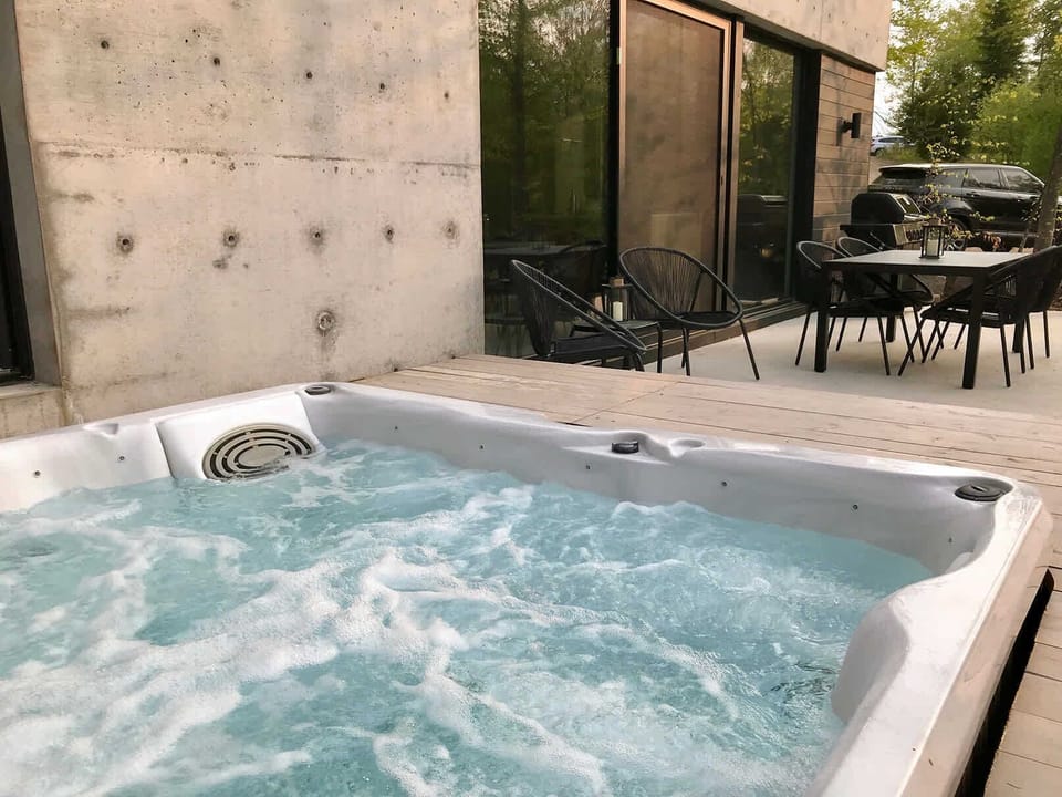 4- Spa / Hot tub