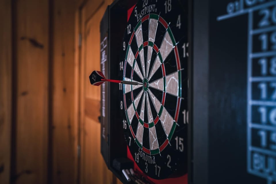 Un jeux de dards pour le plaisir des grands enfants / Un jeux de dards pour le plaisir des grands enfants