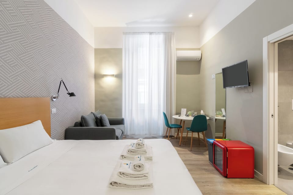 Deluxe Room | Minibar, in-room safe, desk, soundproofing