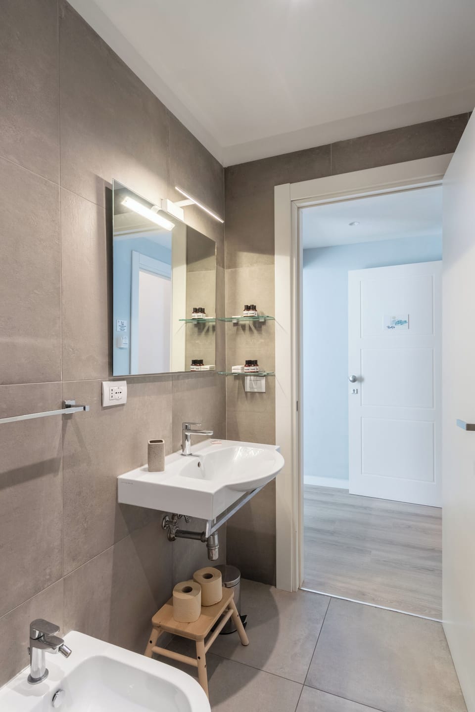 Deluxe Room | Bathroom | Shower, free toiletries, hair dryer, bidet