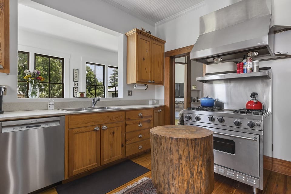 Kitchen with a Viking 4 top and griddle