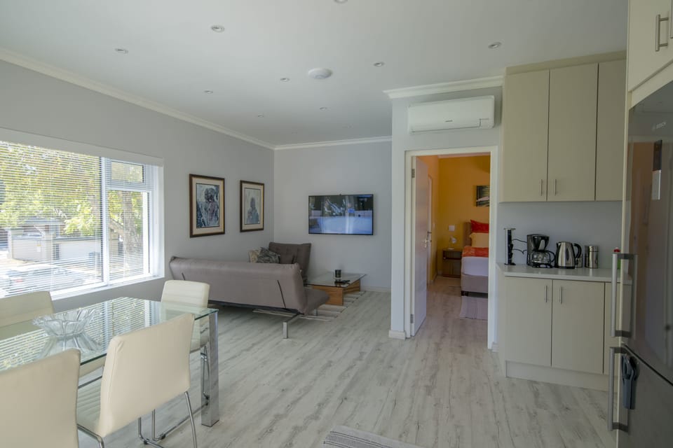 Apartment Palmyra 2 - Lounge with open-plan Kitchen, Dining Table and TV-Corner