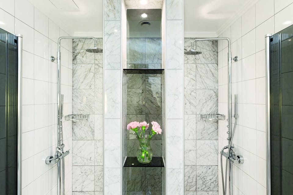 Deluxe Double Room | Bathroom | Eco-friendly toiletries, hair dryer, towels