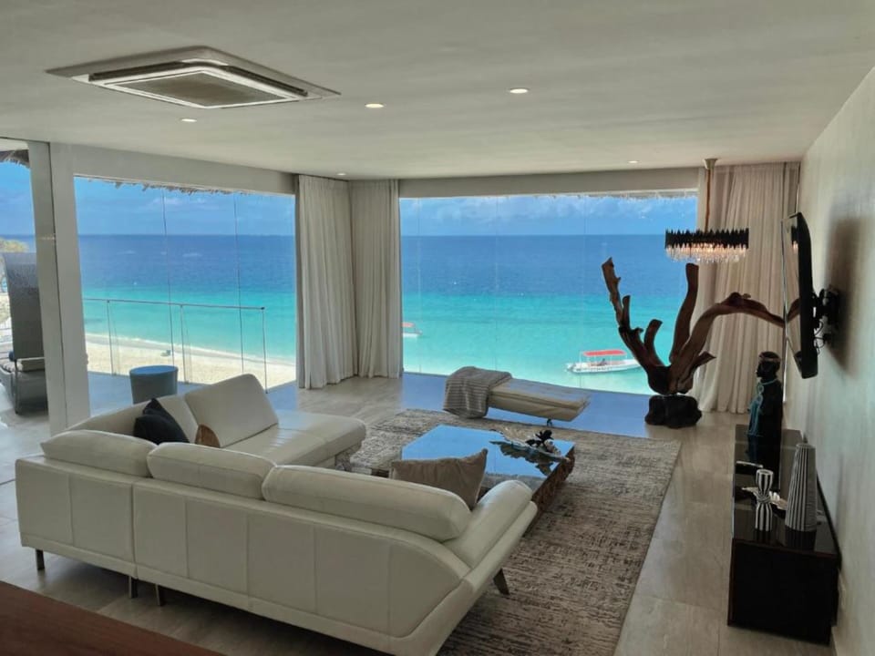 Royal Penthouse | In-room safe, desk, blackout drapes, iron/ironing board (on request)