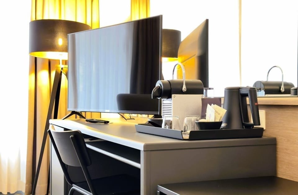 Comfort Double Room, Garden View | Hypo-allergenic bedding, memory foam beds, in-room safe, desk