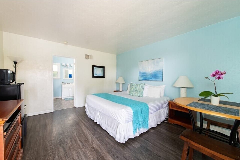 Standard Room, 1 King Bed | Premium bedding, desk, iron/ironing board, free WiFi