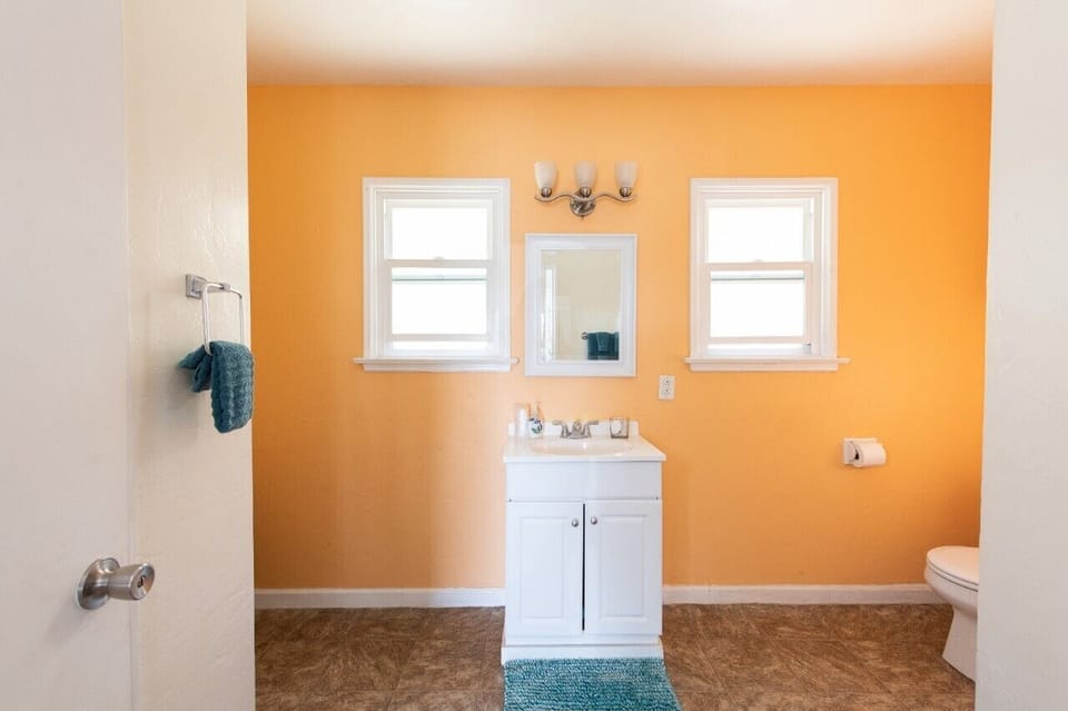 Standard Room, 2 Double Beds | Bathroom | Free toiletries, hair dryer, towels, shampoo
