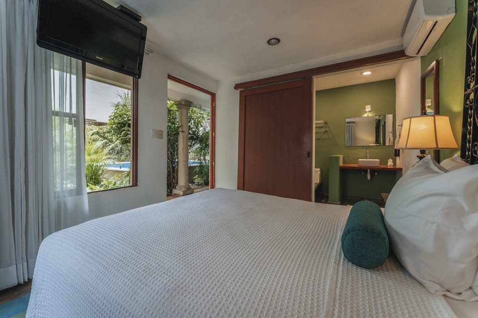 Standard Room, 1 Queen Bed | In-room safe, desk, WiFi (free), bed sheets