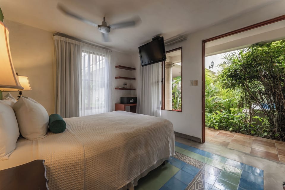 Standard Room, 1 Queen Bed | In-room safe, desk, WiFi (free), bed sheets