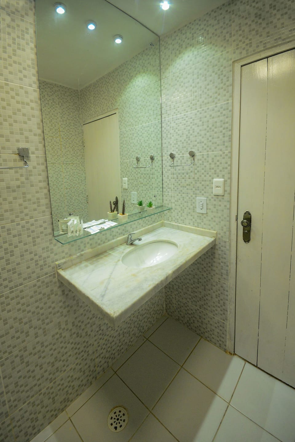 Apartamento Standard Triplo | Bathroom | Shower, free toiletries, hair dryer, towels