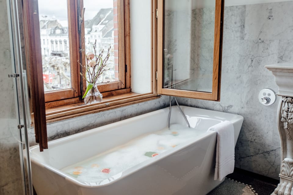 Deluxe Suite, City View | Deep soaking bathtub