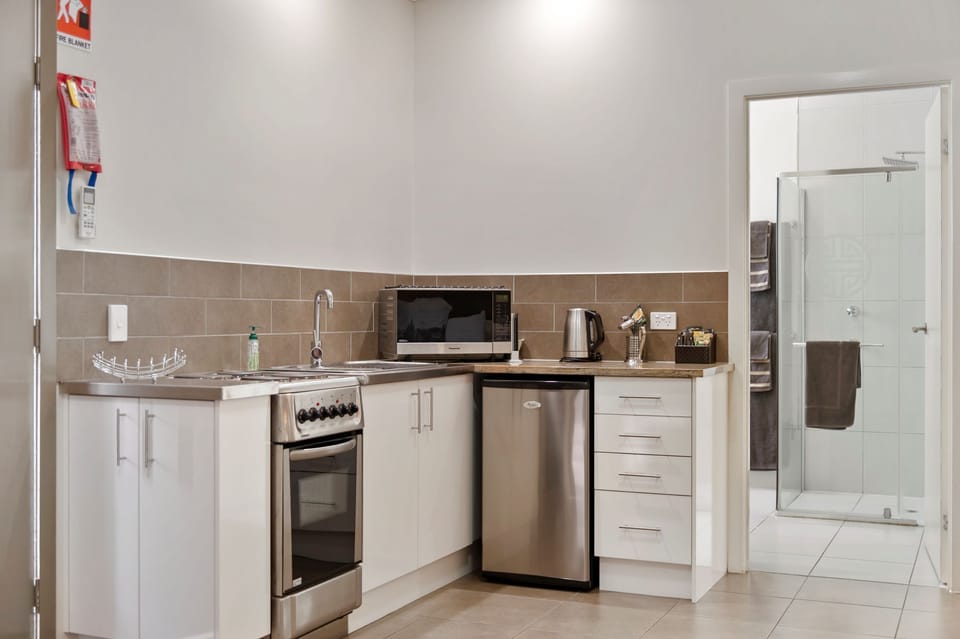 Club Studio | Private kitchen | Coffee/tea maker, mini-fridge, microwave, electric kettle