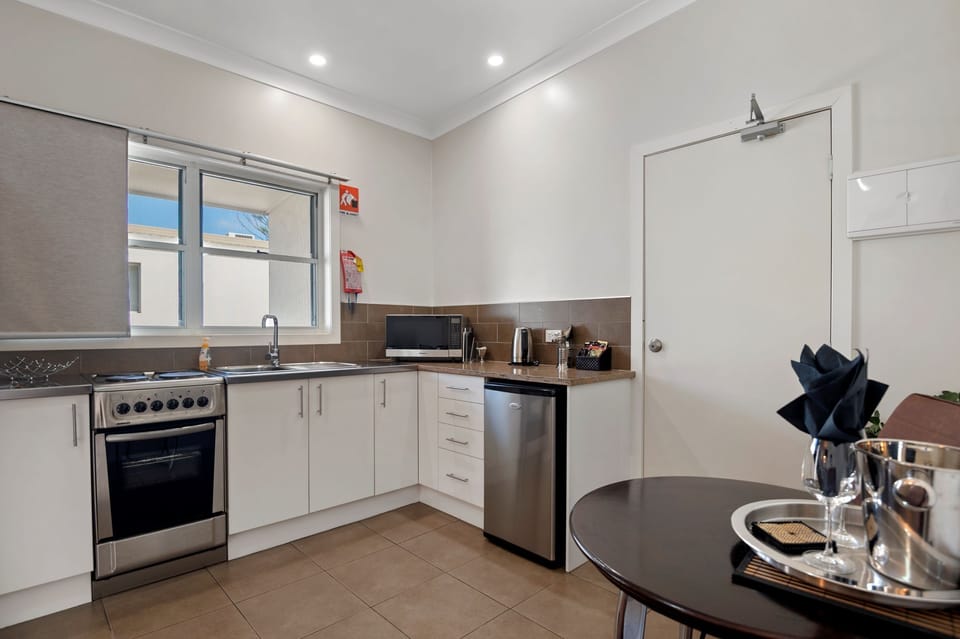 Business Studio | Private kitchen | Coffee/tea maker, mini-fridge, microwave, electric kettle