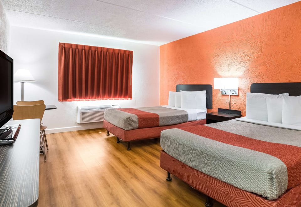 Blackout drapes, free WiFi, bed sheets