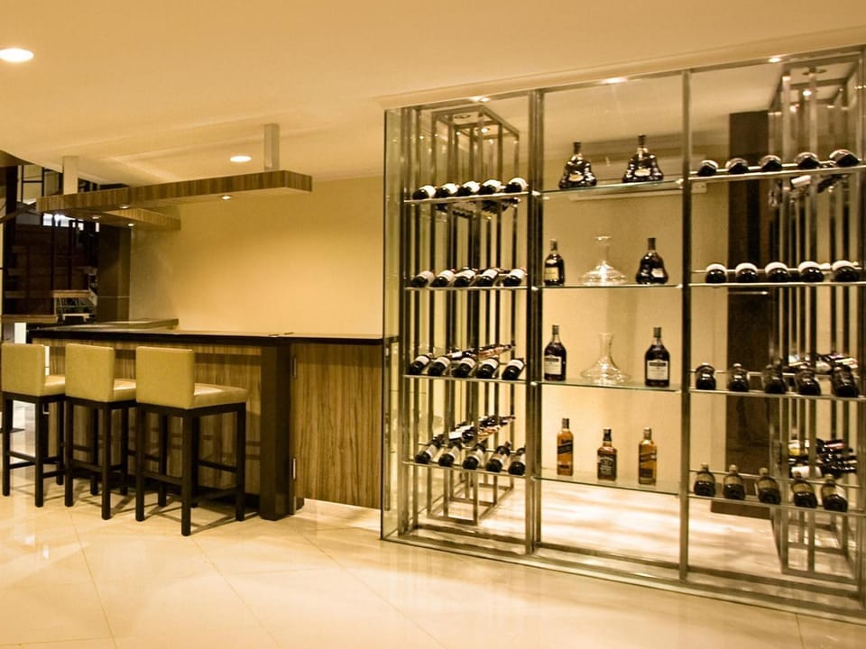 2 bars/lounges, lobby lounge, sports bar