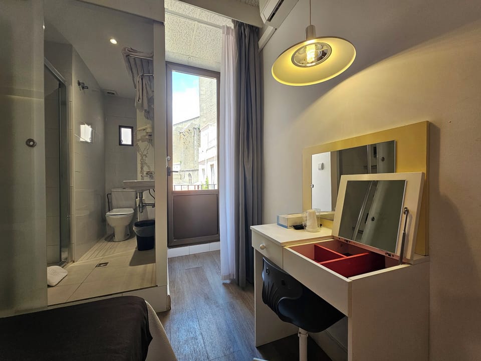 Habitación doble de dos camas baño privado exterior con balcón | In-room safe, blackout drapes, iron/ironing board