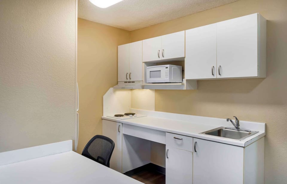Studio, 1 Queen Bed, Non Smoking | Desk, iron/ironing board, free WiFi, bed sheets