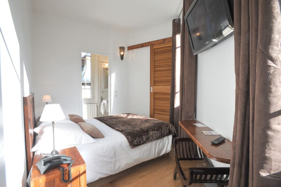 Comfort Double Room (Shower) | Free cribs/infant beds, free WiFi, bed sheets