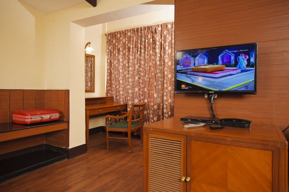 Superior Double Room, 1 Double Bed | Living area | 32-inch LED TV with digital channels, TV, DVD player