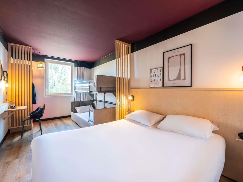 Family Room (Pop. 4 people) | Premium bedding, individually furnished, desk, laptop workspace