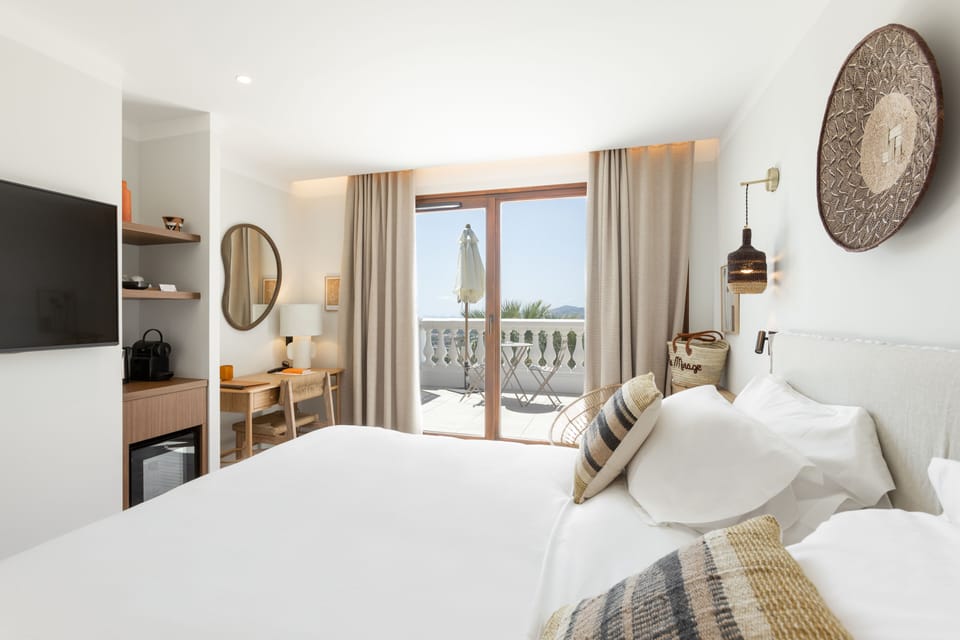 Deluxe Room | Premium bedding, pillowtop beds, minibar, in-room safe