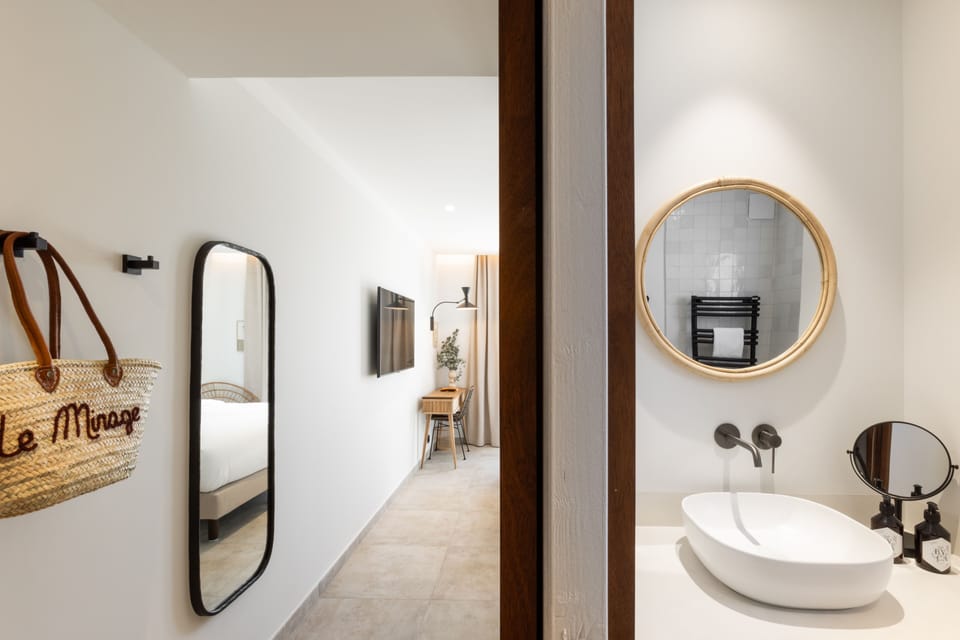Deluxe Double or Twin Room | Bathroom | Bathtub, free toiletries, hair dryer, bathrobes