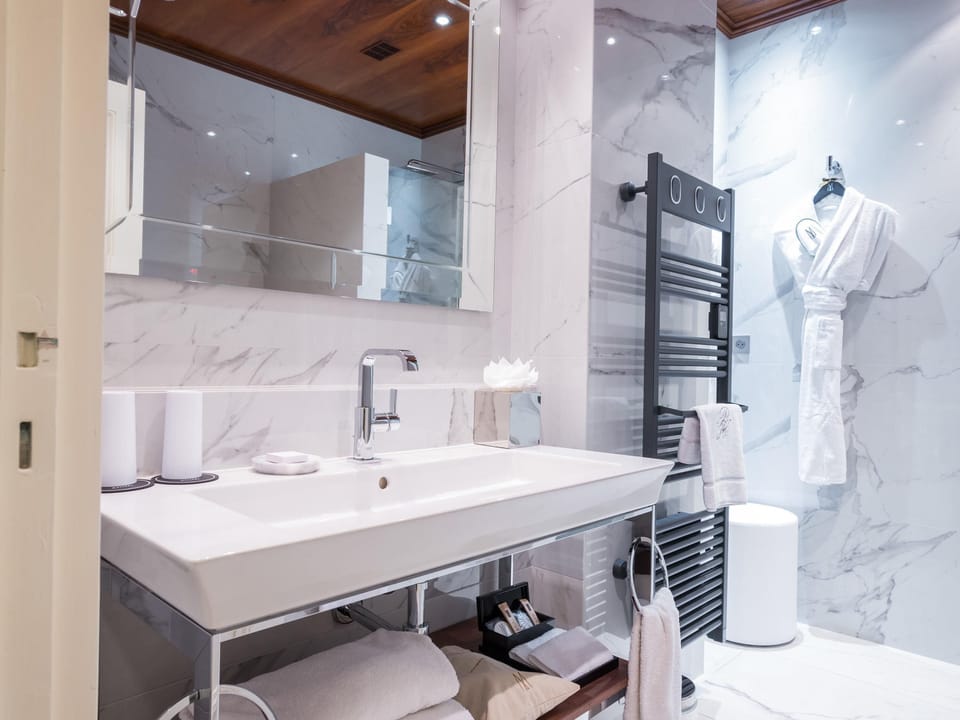 Deluxe Suite, 1 King Bed, Park View | Premium bedding, down comforters, free minibar, in-room safe