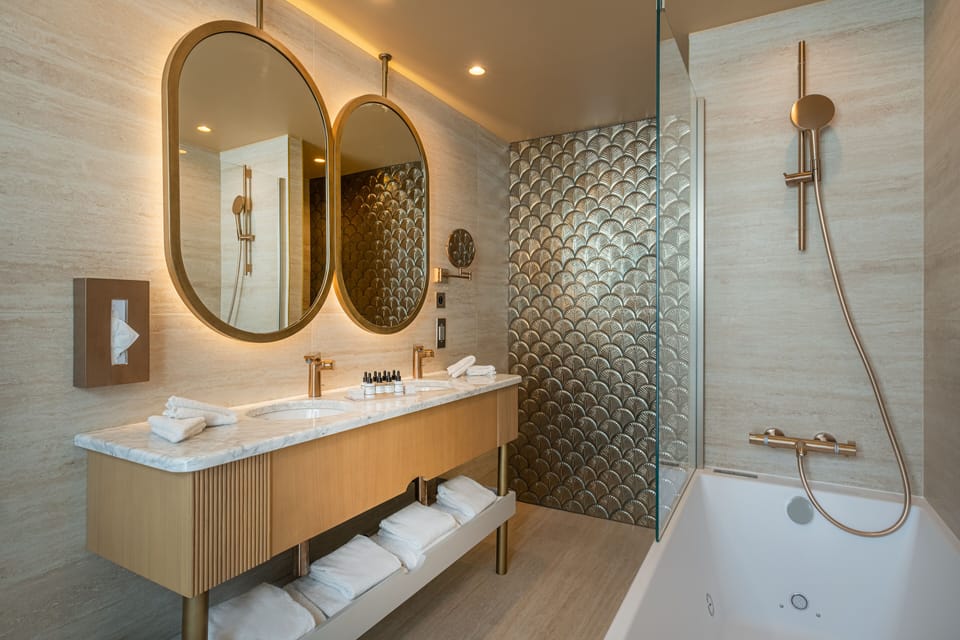 Family Suite | Bathroom | Free toiletries, hair dryer, bathrobes, slippers