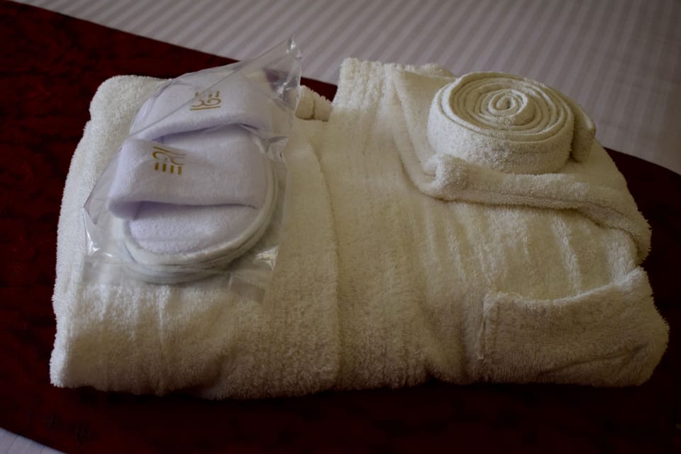 Combined shower/tub, rainfall showerhead, free toiletries, hair dryer