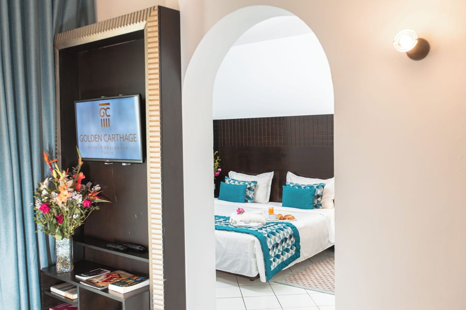  One-bedroom apartment | Egyptian cotton sheets, down comforters, Select Comfort beds, minibar