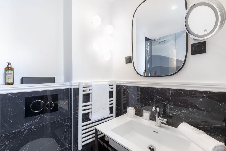 Deep soaking tub, free toiletries, towels