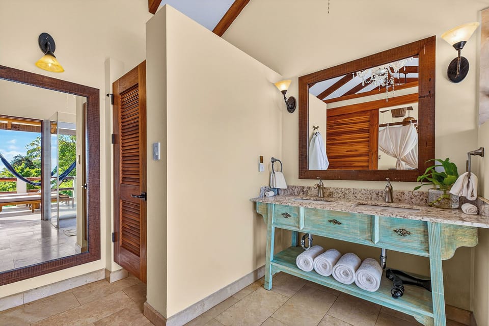 Deluxe Room | Bathroom | Shower, rainfall showerhead, free toiletries, hair dryer