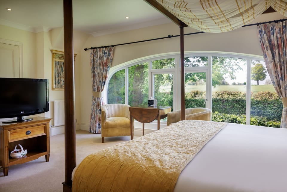 Suite (4 poster) | In-room safe, individually decorated, desk, iron/ironing board