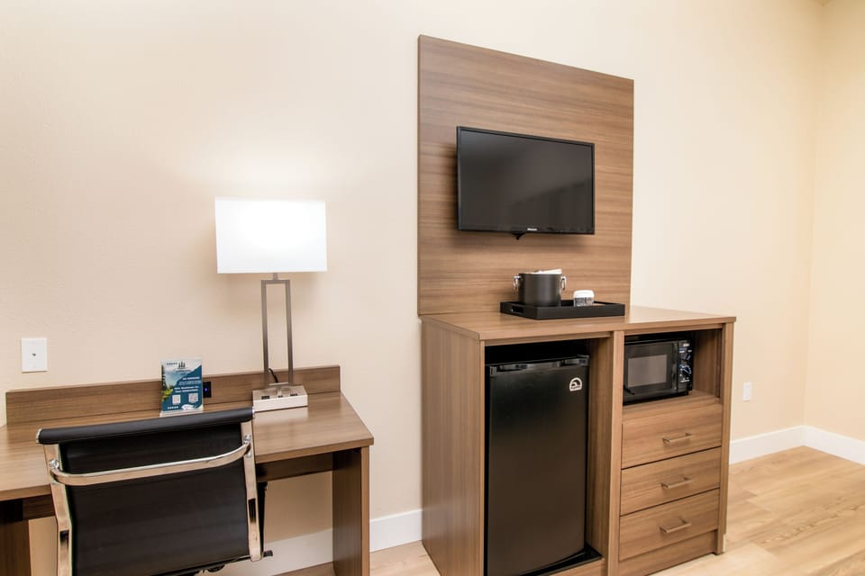 Desk, laptop workspace, soundproofing, free WiFi