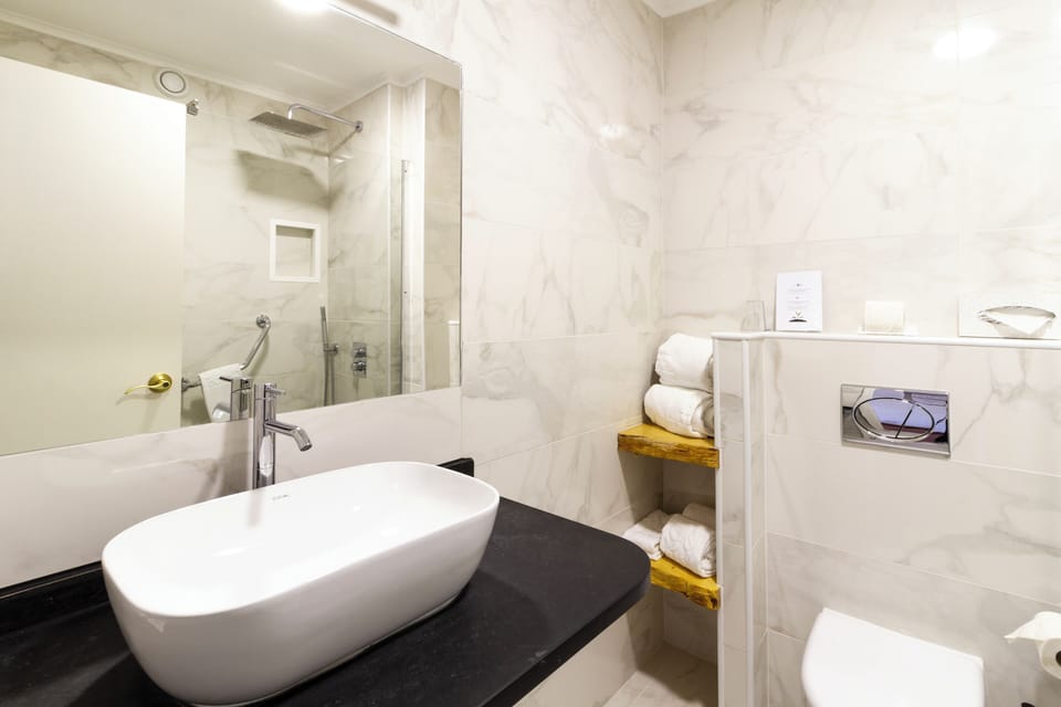 Rainfall showerhead, free toiletries, hair dryer, towels