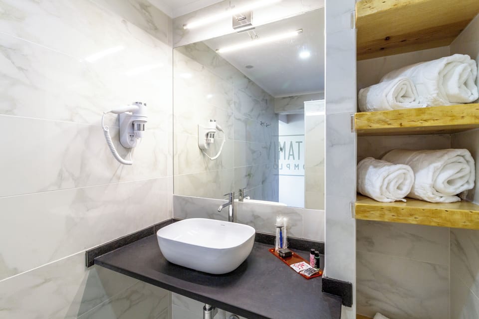 Comfort Triple Room | Bathroom | Rainfall showerhead, free toiletries, hair dryer, towels