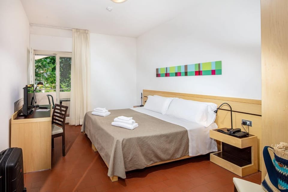 Standard Double or Twin Room | In-room safe, desk, WiFi (free), bed sheets