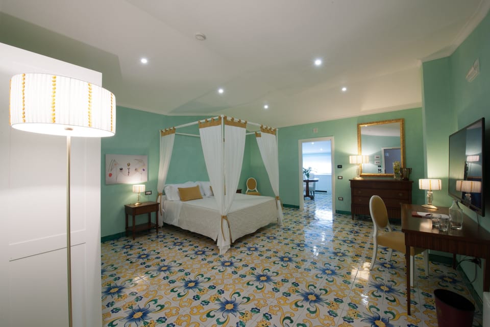 Romantic Suite | Minibar, in-room safe, desk, blackout drapes