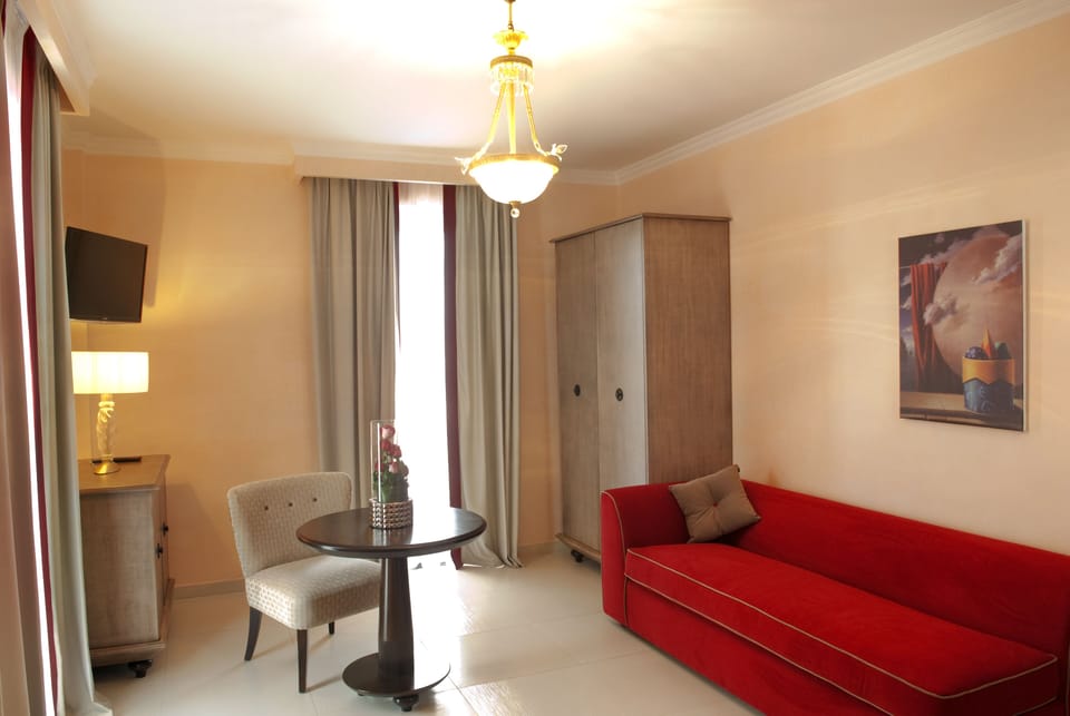 Junior Suite | Minibar, in-room safe, desk, blackout drapes